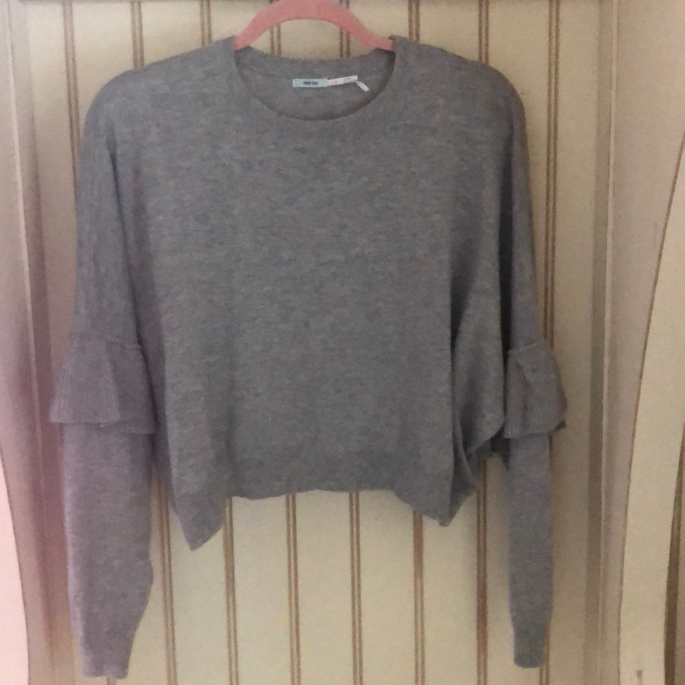 Grey crop sweater with ruffles